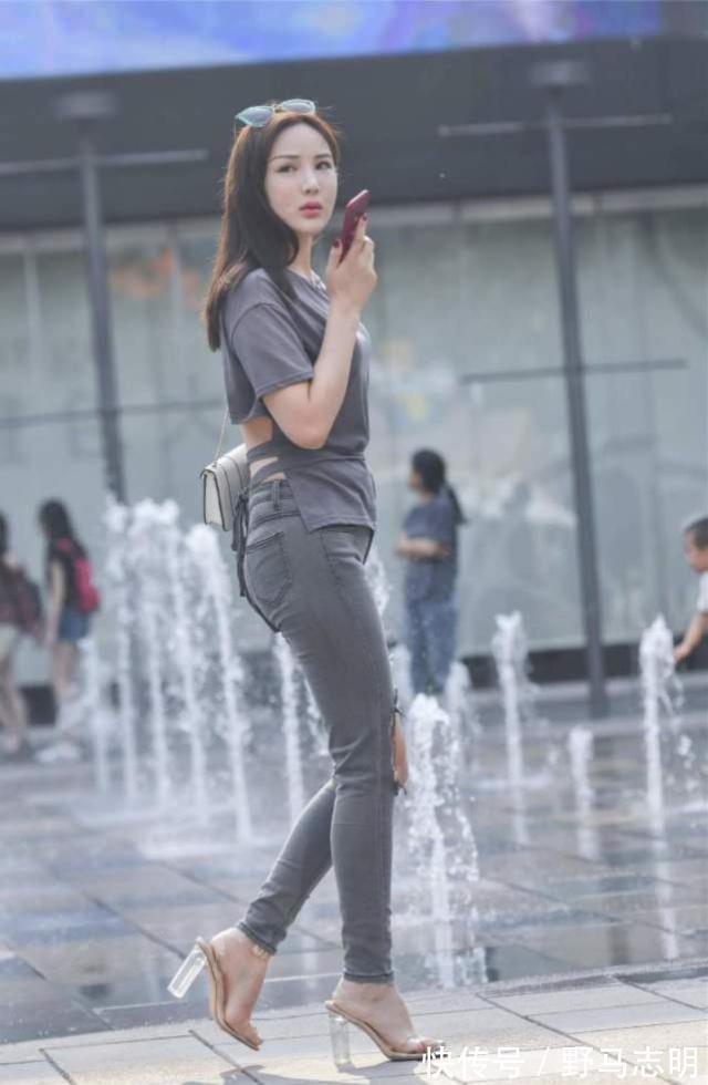 美女|街拍:气质大方的美女,灰色休闲装搭配牛仔裤,展现的腿部修长纤细
