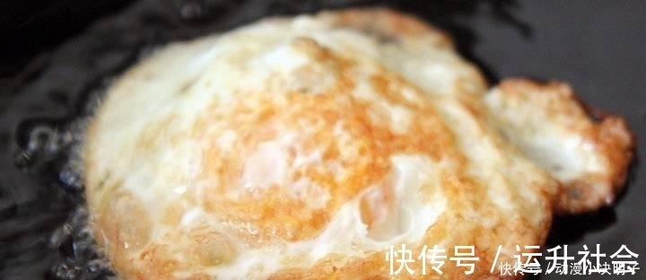 难吃|煎荷包蛋时,用冷油还是热油下锅?10人做8人错,难怪粘锅又难吃