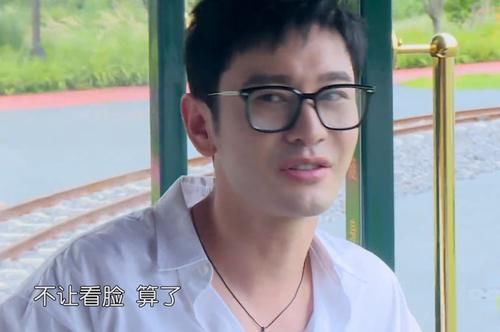 鬓边不是海棠红|同样穿花衬衫，黄晓明对檀健次龚俊评价褒贬不一，不红就是悲哀