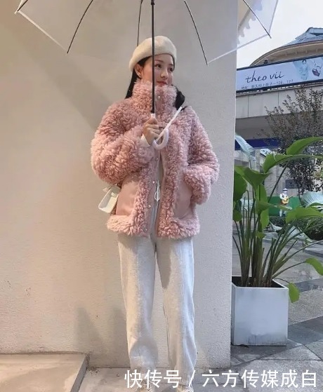 今年冬天正流行的一种穿法叫：“羊羔毛外套+休闲裤”，减龄时髦