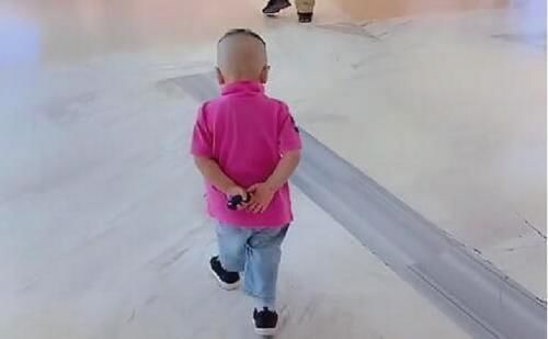 孙子|“最懒爷爷”咋红的陪孙子打点滴却“霸占”床位,网友生无可恋