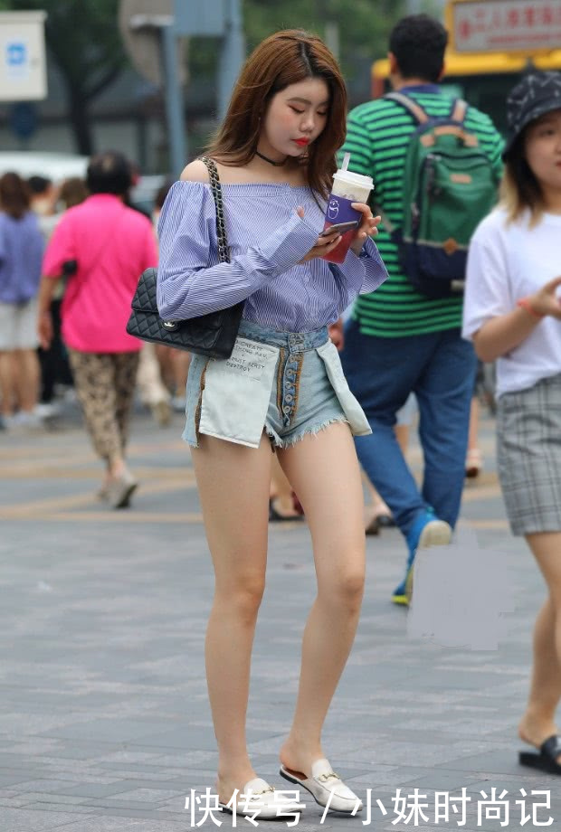 反着|街拍美女:小姐姐解锁牛仔热裤新穿法,出街回头率百分百