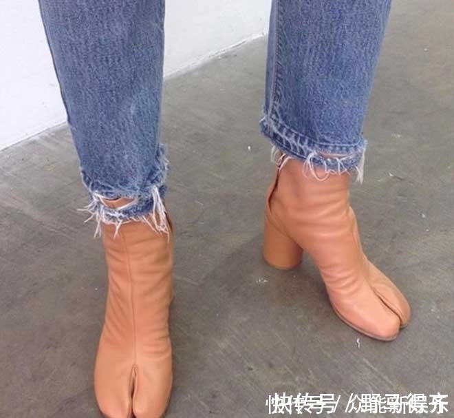 m令人瞠目的怪鞋子:仿效骆驼趾,把金鱼缸穿在脚下