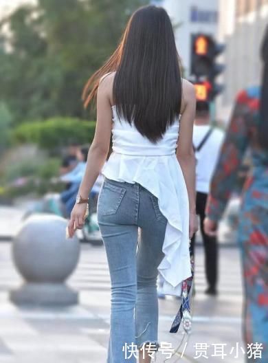 百搭|牛仔裤搭配吊带，百搭又显时髦，展现女性的温柔气息