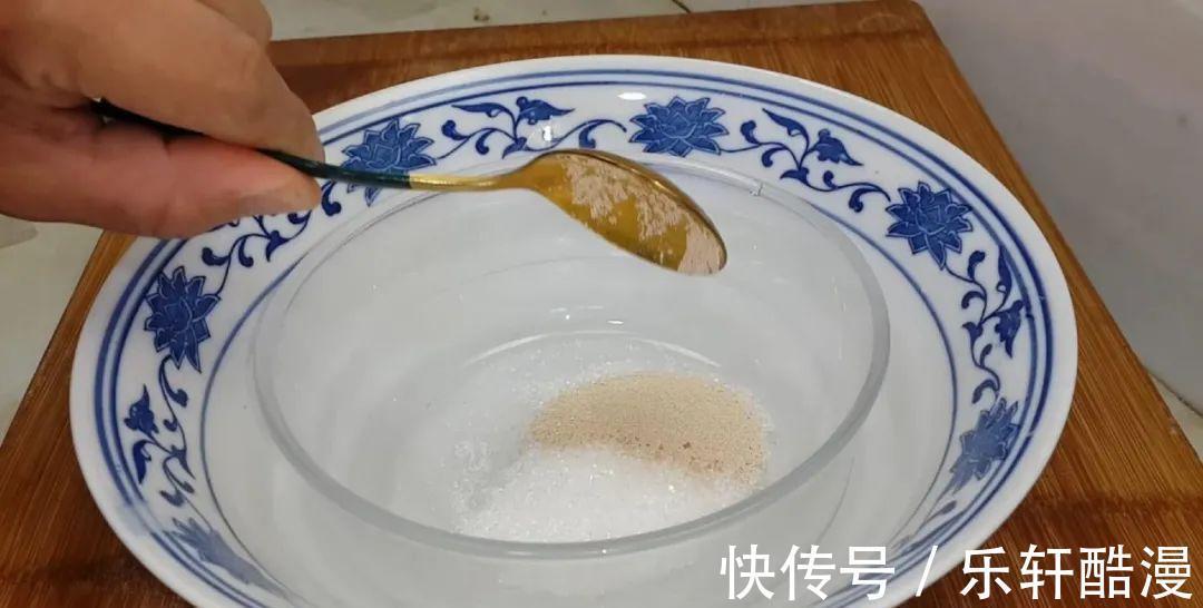 面粉|3个鸡蛋，1斤面粉，大刀一切，松软香甜不刷油，我家一周吃五次