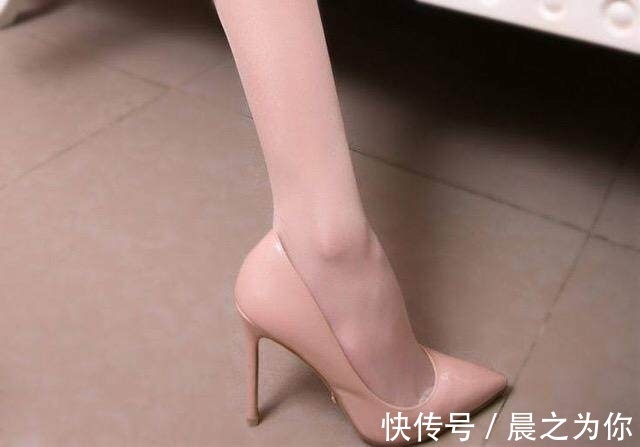 高跟鞋 与肉丝袜的相遇,是粉色少女系高跟鞋更时髦,还是红色女神系高跟鞋更靓丽呢?