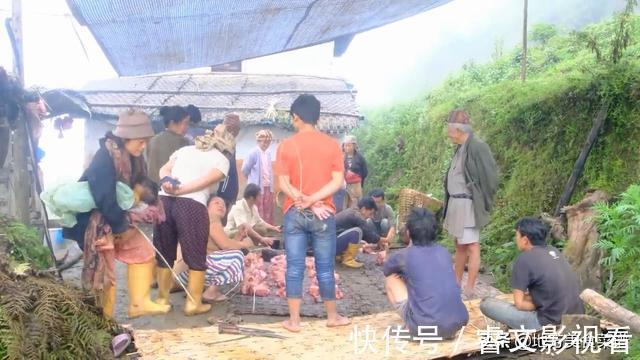 尼泊尔|尼泊尔山区村民杀猪，请全村人过来吃杀猪菜，贫困母亲也过来买肉