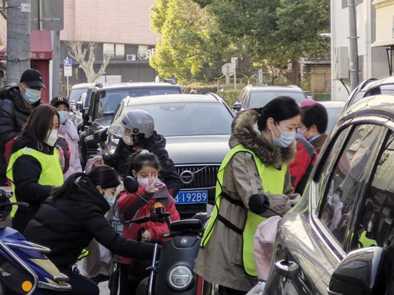 两轮巡防助力，浦东交警开启春季开学交通保障工作