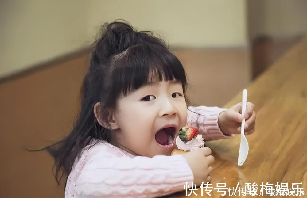 辣条|孩子在被“催熟”零食影响,这些零食上了“黑名单”,家长要注意