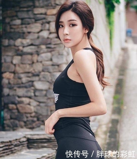 大秀|倾国倾城的打底裤小姐姐,大秀魅力身姿,展示优美迷人的S形身材