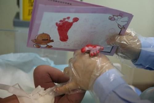 小杨|新生儿出生后的10多分钟，到底在“折腾”些啥其实他比妈妈忙