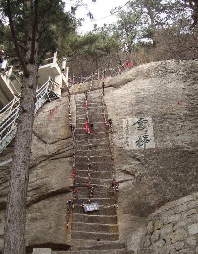 已有|中国最难爬的楼梯：最陡峭的地方近90度，长空栈道已有700年