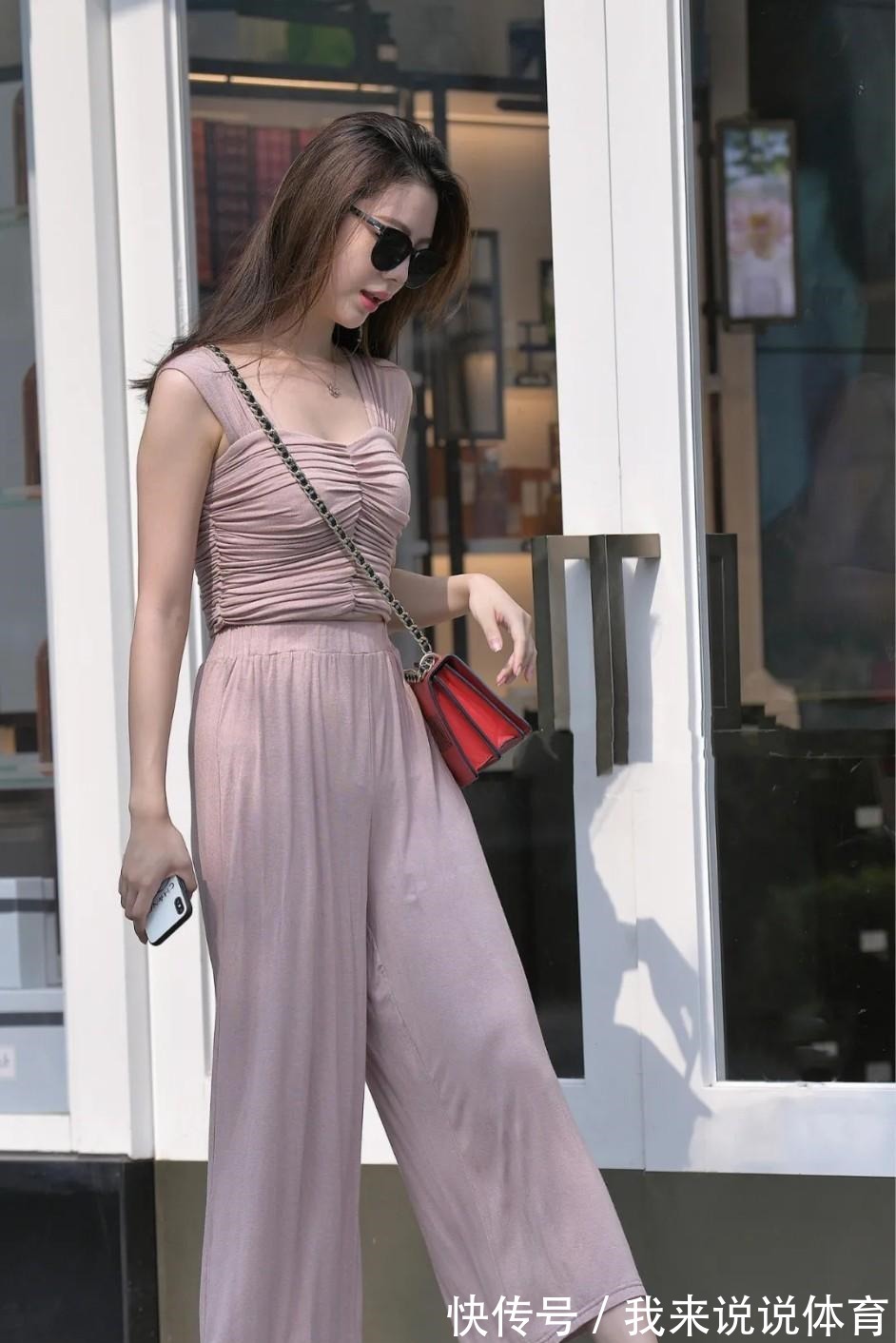 高新科技 时尚清凉的上装,搭配酷帅飘逸的阔腿裤,休闲惬意又有魅力!