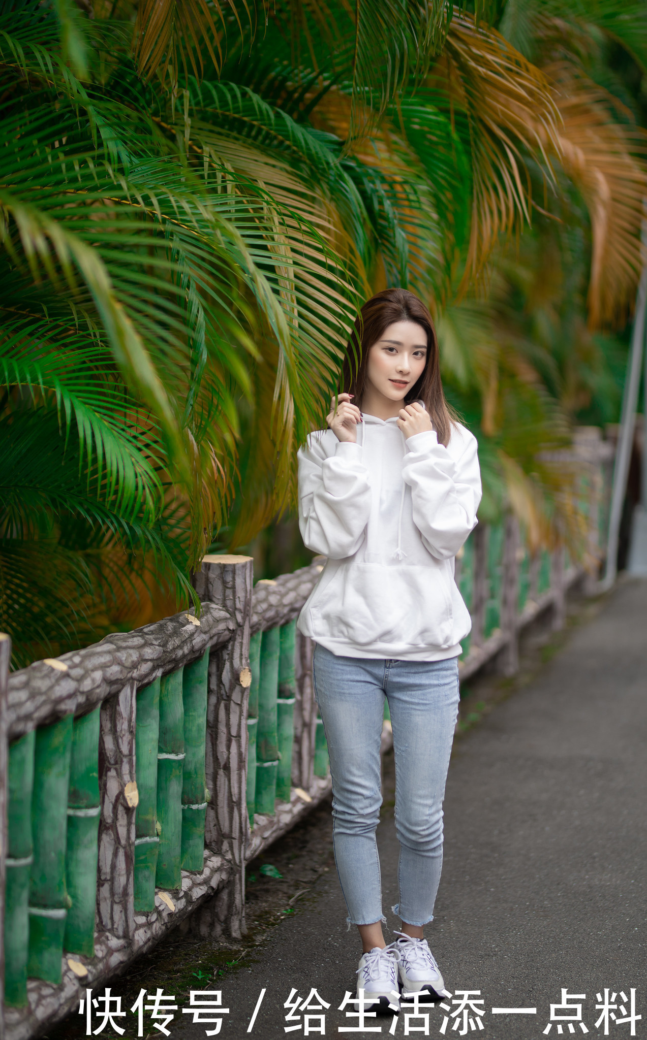 街拍:美女牛仔裤+卫衣时尚又减龄,好气质自带高级感