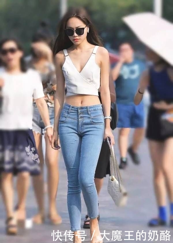 无限|街拍:白色吊带露脐背心搭配高腰牛仔九分裤,腹部腰姿魅力无限