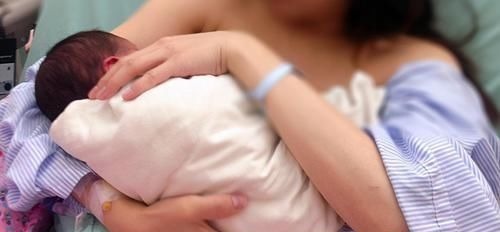母乳|五个月女婴双肾长满结石，只因刚出生三天，父母就开始做这件事