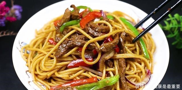 孩子天天闹着要吃意面，大厨教你在家做，只需简单几步，超级好吃