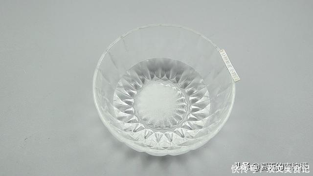 每次洗衣服前倒一碗,不管多脏的衣服,洗完后洁白如新,又学一招