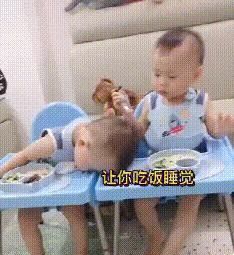 个体|双胞胎宝宝吃饭，哥哥却呼呼大睡，弟弟赶紧“趁人之危”笑翻宝妈