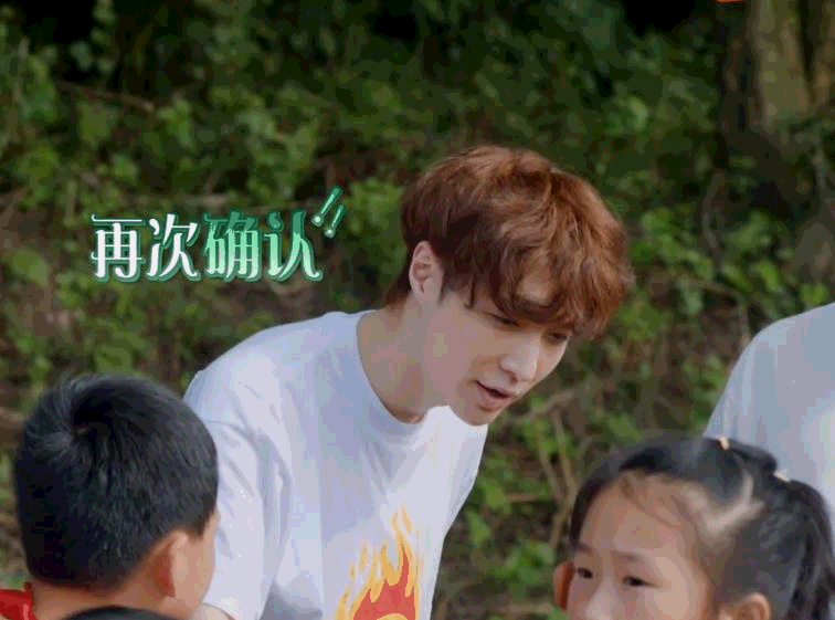 小朋友|张艺兴外出招呼小朋友，却意外偶遇“吴亦凡”，下意识表情太好笑