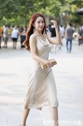 小姐姐 一袭米白色绸缎连衣裙,轻轻一笑太撩人