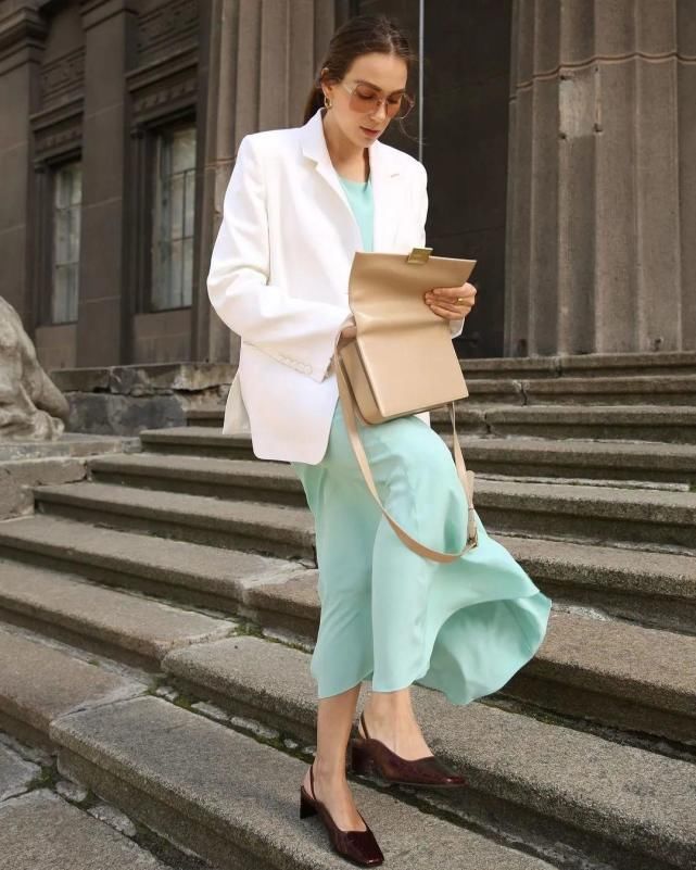 早春穿什么？3种“温柔穿搭”方案，早穿早美