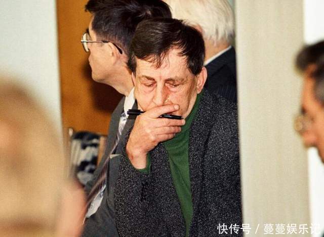 物理学家 以为粒子加速器已停止,他探头进去检查,不料被高能质子束爆头