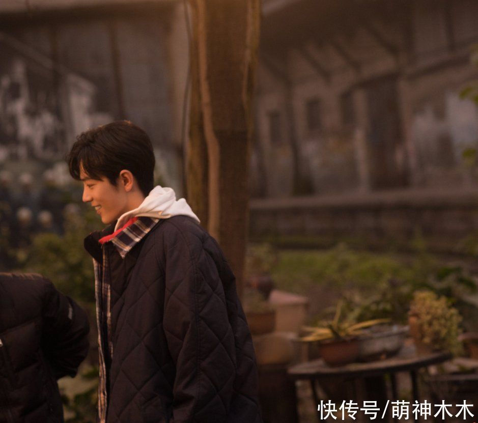 肖战《奇妙之城》接地气,撸猫开车回忆往事,自曝吃火锅拉肚子