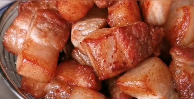 我家五花肉从不红烧,加一块豆腐,不加油不加水,上桌瞬间被扫光