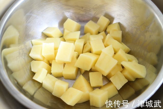 萝卜和它一起炖,味道特别鲜!热腾腾端上桌,营养下饭,吃完暖和