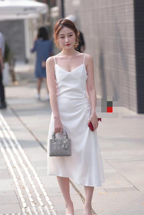 性感|清纯漂亮的小姐姐,白色吊带裙凸显性感的韵味,很让人心动