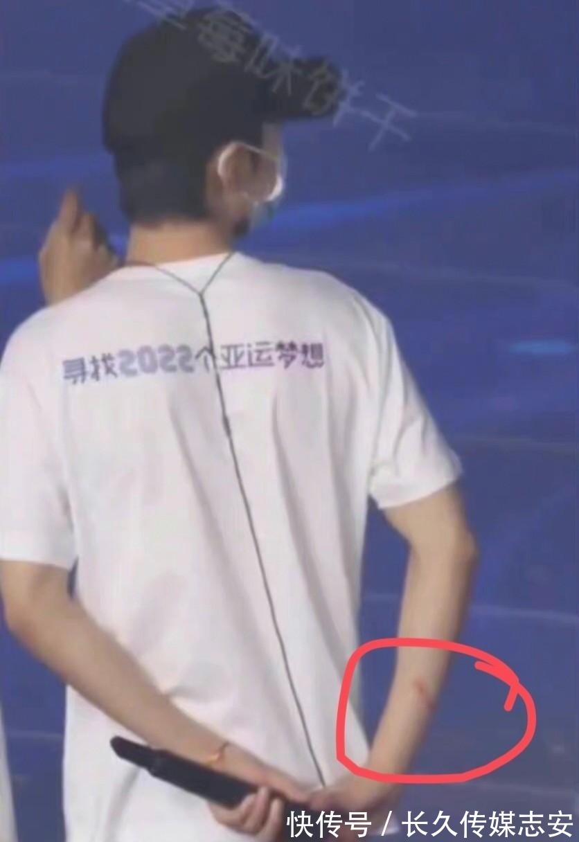 跪地画图,身着短袖难掩手臂十厘米伤疤!
