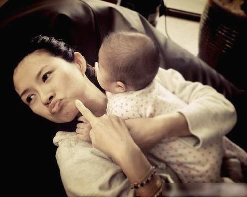 奶粉|章子怡和赵薇,一个“喂母乳”一个“喝奶粉”,两人差距明