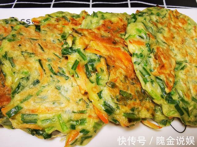 一把韭菜，一根胡萝卜，做好吃的蔬菜饼，简单营养，五分钟就完成