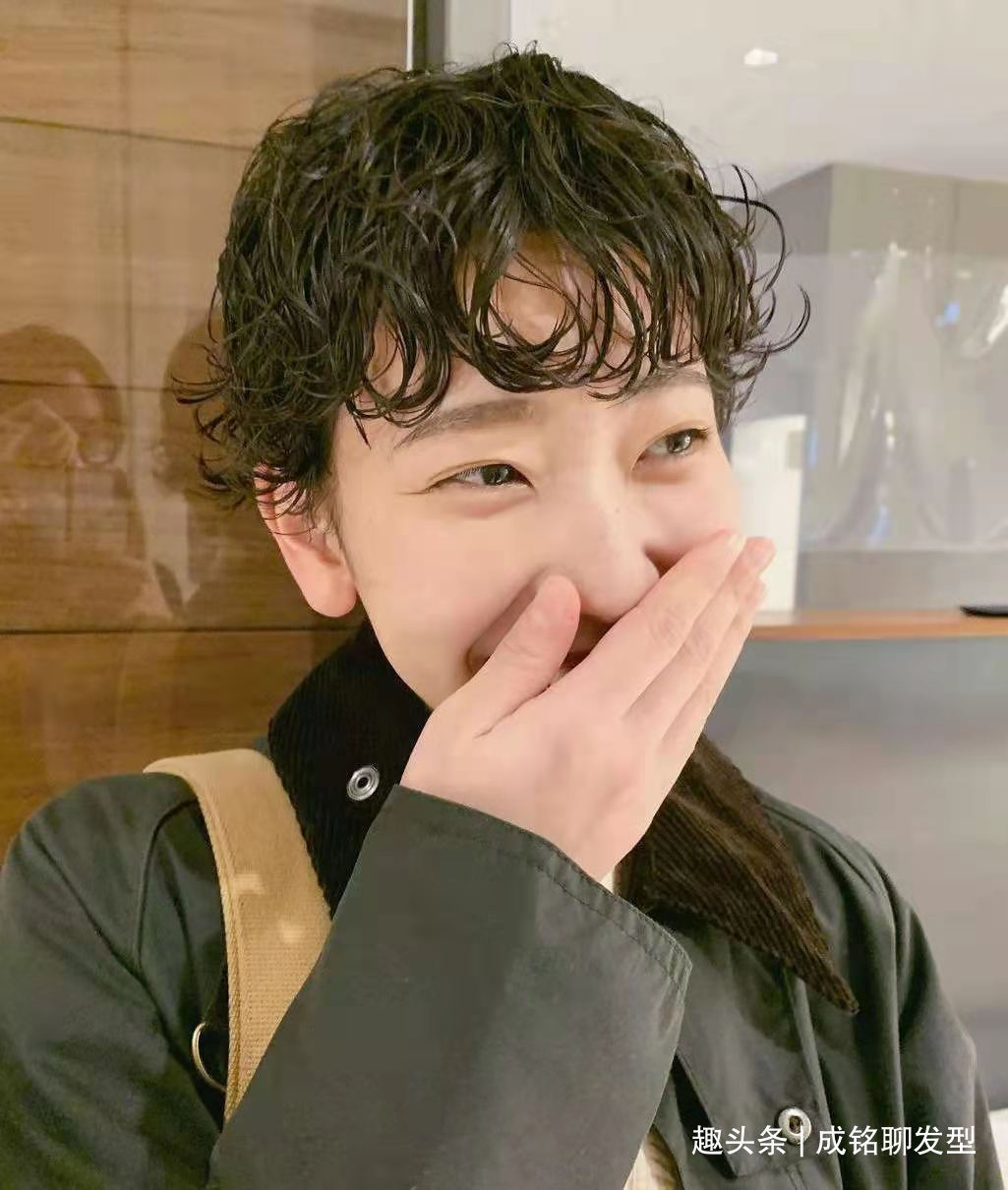 精油 烫发不会打理造型今年流行“吹不干”发型,不用造型也很时髦