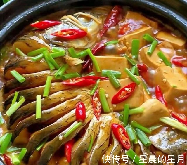 黄焖鸡米饭|草鱼的懒人做法,用一条鱼、一碗豆腐、一束金针菇碰撞出的火花!