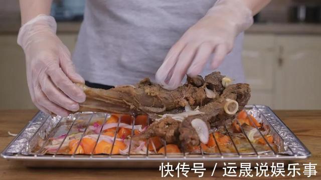 吃肉|羊腿在家这样烤，不膻也不腥，大口吃肉，特过瘾