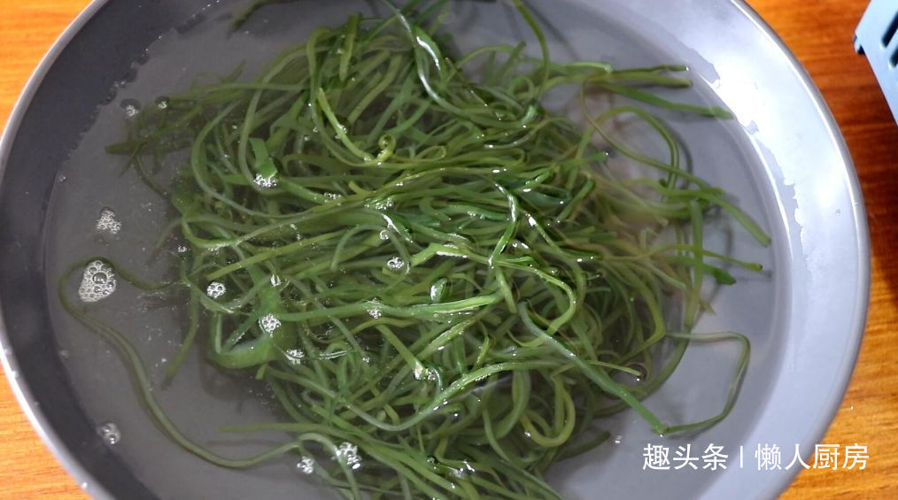 小小一个压缩海带卖5元，泡发后超多，凉拌着吃，酸辣开胃