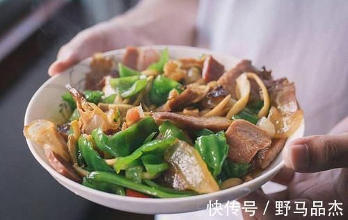 青椒炒腊肉|炒腊肉前,只会泡水是不行的,多做一步,腊肉香嫩不肥腻,还不柴