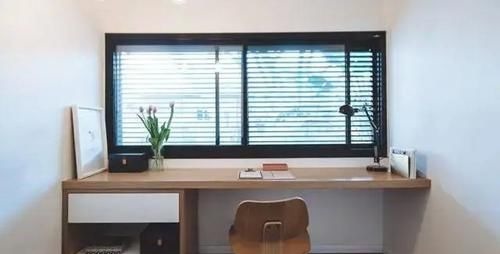 休闲区|窗边这样设计，一边悬空书桌做书房，另一边卡座做休闲区，省30平