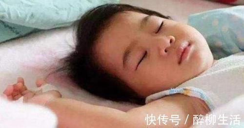 睡眠|“不靠谱”奶爸带娃,哄孩子睡觉自己却先睡着,女儿反应很暖心