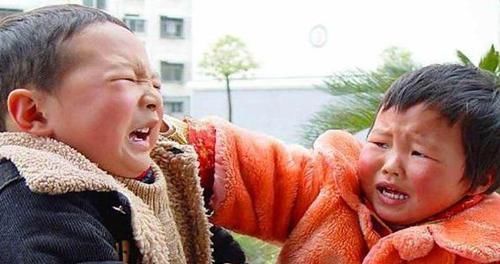 爸爸姓“鸡”，坚持不让3胞胎随自己姓，媳妇取名护士听了都说好