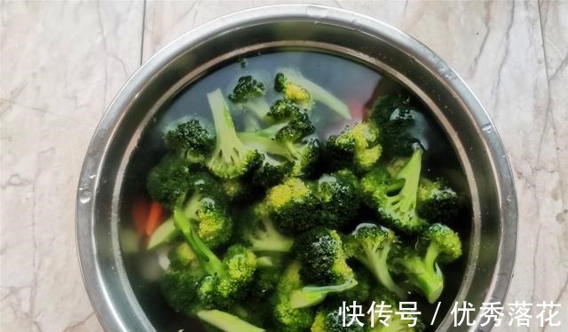 这两种蔬菜,适合冬季吃,营养不输大鱼大肉,这个做法,脆嫩可口!