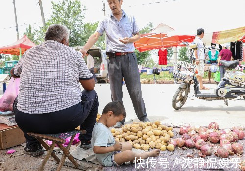西红柿|37度高温，农村2岁娃跟着爷爷做生意，土豆当玩具，看得心疼