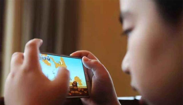 普及|孩子几岁才能给配手机教育专家这个岁数最好,别太早也别太晚