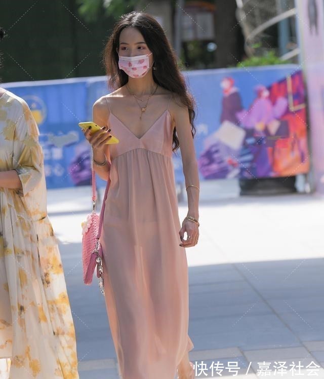 穿搭 性感背心长裙搭配芭比粉挎包,个性亮眼,适合的服装才会更美!