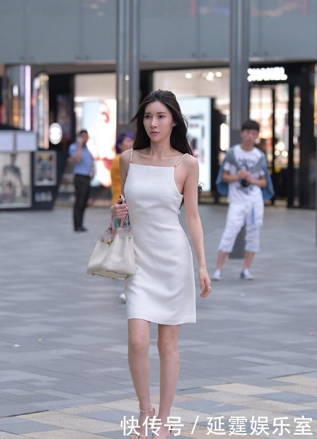 轻熟女人穿吊带裙真性感,时尚修身显气质,走大街上回头率高