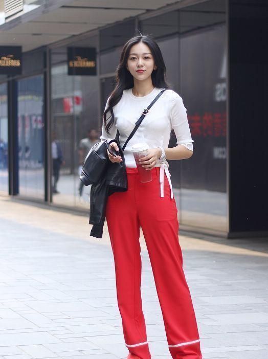 短袖|街拍仪态万方的美女,短袖配阔腿裤,尽显曼妙好身材