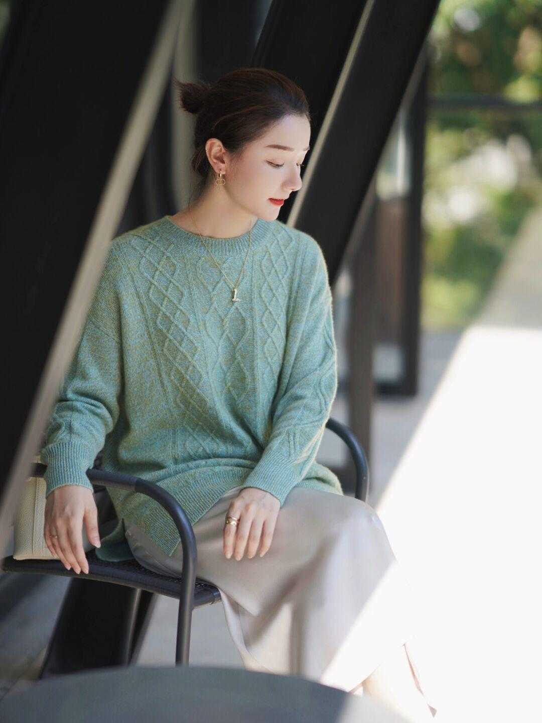 灰蓝色 套头毛衣随意搭,活力满满,青春减龄