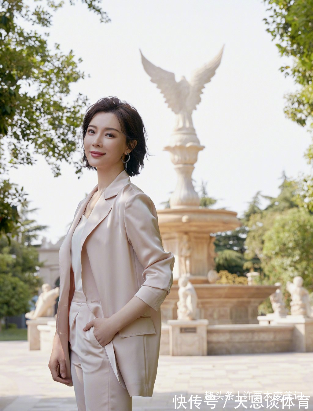 服装 女人过了40岁,别打扮的那么俗气!这5种衣服要少穿,廉价没品位